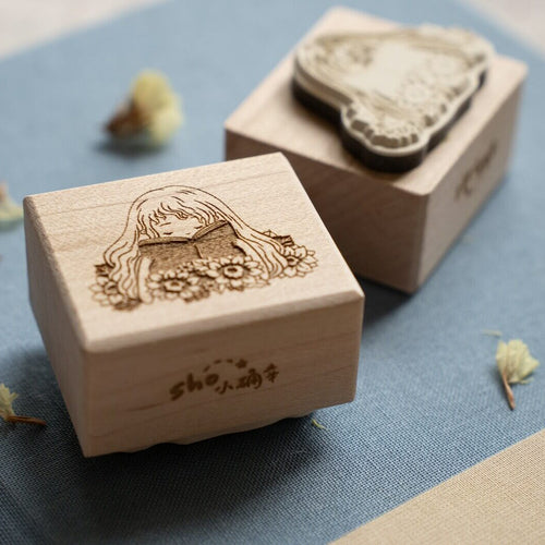 shō Little Happiness Rubber Stamp - Reading in Sunflower Field
